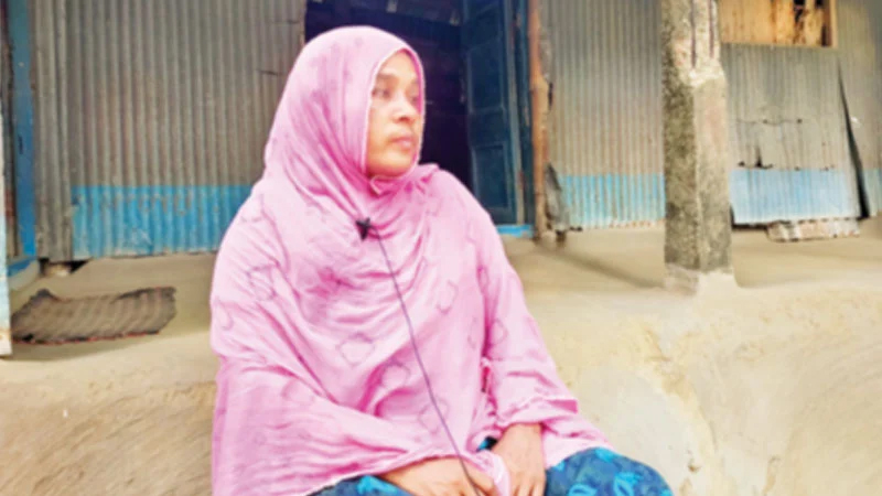 জরাজীর্ণ টিনশেডের ঘরে কুমারখালীর সবুজা খাতুন’র বসবাস