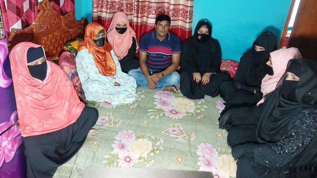 গ্রাম্য শালিসে দুই বউ হারালেন কুষ্টিয়ার রবিজুল 4 173867982067a2260cb5a72 গ্রাম্য শালিসে দুই বউ হারালেন কুষ্টিয়ার রবিজুল