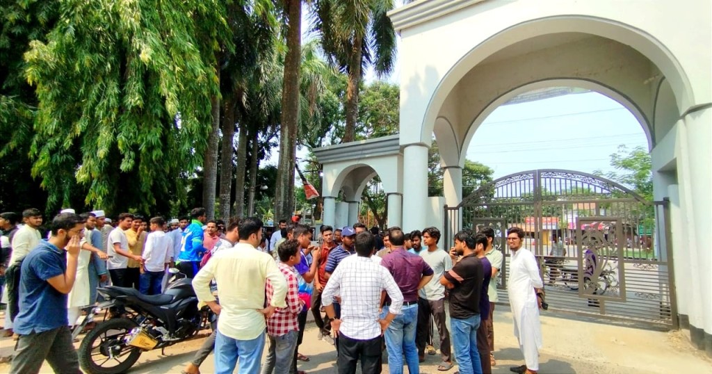 ইবি হল খোলা রাখার দাবীতে মেইন গেটে তালা 3 173867982367a2260f53f43 ইবি হল খোলা রাখার দাবীতে মেইন গেটে তালা