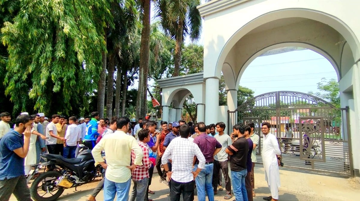 ইবি হল খোলা রাখার দাবীতে মেইন গেটে তালা 