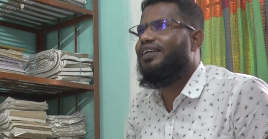 কুষ্টিয়ায় লেবারদের টাকা হাতিয়ে নিচ্ছেন খাদ্য গুদামের কর্মকর্তা