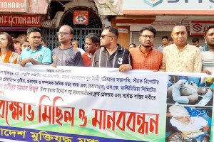 কুষ্টিয়ায় সাংবাদিক রিজুর ওপর হামলার প্রতিবাদে মানববন্ধন