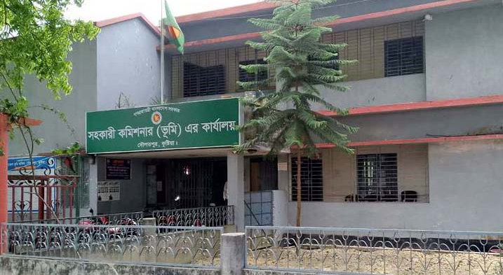 দৌলতপুরে অবৈধ ভাবে মাটি ও বালি তোলার অপরাধে জেল জরিমানা