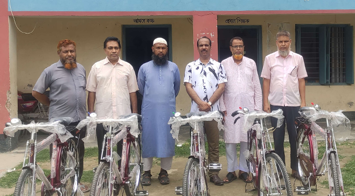 কুমারখালীতে ৪০দিন জামাতে নামাজ আদায়কারীরা পেলো বাইসাইকেল