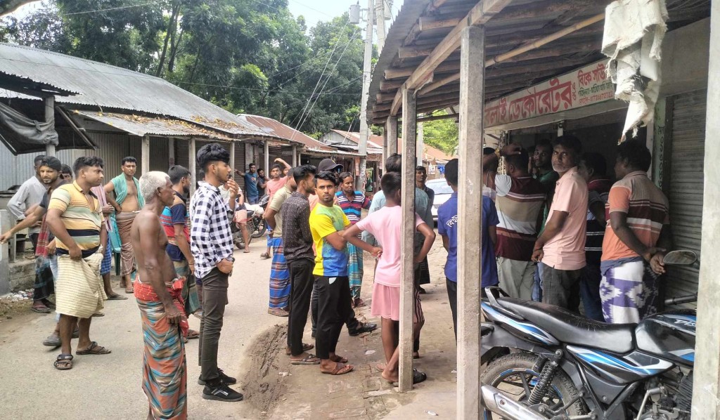 কুমারখালীতে পূর্ব শত্রুতার জেরে হামলা ভাংচুর 4 173867993467a2267e84ebe কুমারখালীতে পূর্ব শত্রুতার জেরে হামলা ভাংচুর