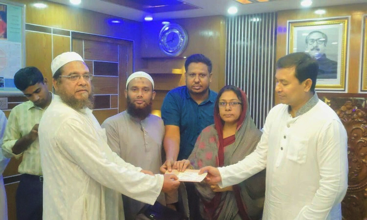 দৌলতপুরে মাদরাসার এতিম ছাত্রদের মাঝে চেক বিতরণ