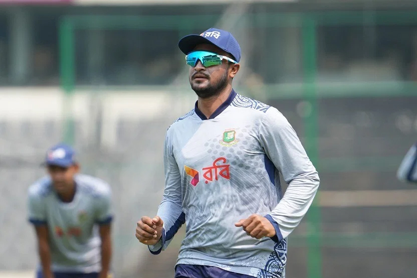 যে কারণে না খেলেই সাকিব আবারও এক নম্বর অলরাউন্ড