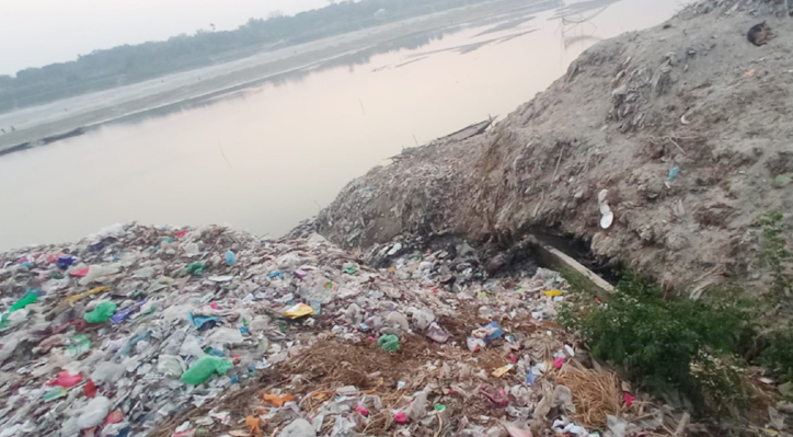 কুষ্টিয়ার গড়াই নদী দখল আর দূষণে অস্তিত্ব সঙ্কটে 