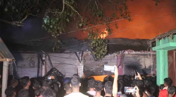 খোকসায় ভয়াবহ অগ্নিকাণ্ডে ১৫টি দোকান ভস্মীভূত