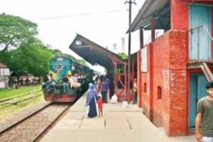 বেহাল খোকসা রেলস্টেশন জ্বলে না সিগন্যাল বাতি