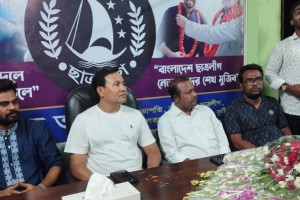 ছাত্রলীগকে অহেতুক জ্ঞান দিবেন না : টোকেন চৌধুরী