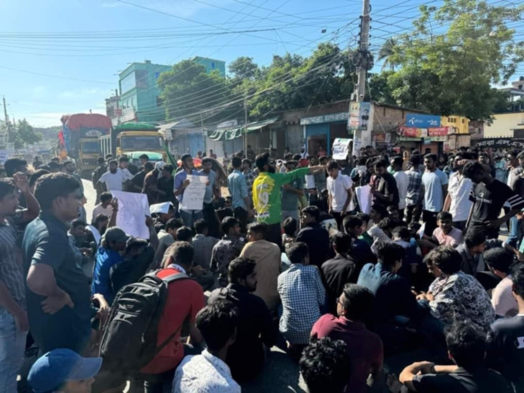ভেড়ামারার রাজপথ দখলে কোটা আন্দোলনকারী শিক্ষার্থীদের 3 173867986467a226382ec29 ভেড়ামারার রাজপথ দখলে কোটা আন্দোলনকারী শিক্ষার্থীদের