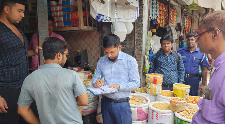 ভেড়ামারায় বাজার স্থিতিশীল রাখতে ভ্রাম্যমাণ আদালতের অভিযান