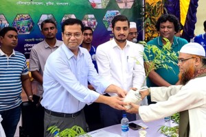 দৌলতপুরে মাদ্রাসার ওলামাদের মাঝে ফলজ গাছ বিতরণ