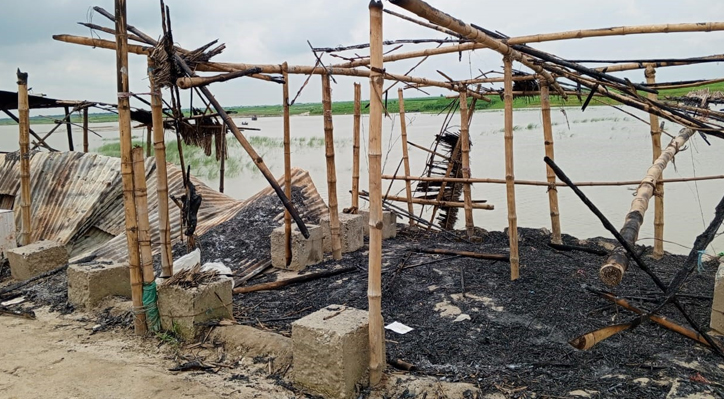 দৌলতপুরে আগুনে পুড়ে দোকান ছাই