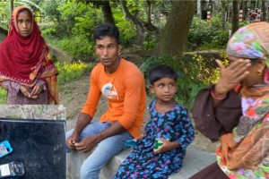 খোকসায় তুচ্ছ ঘটনায় ভ্যান চালককে মারধর  