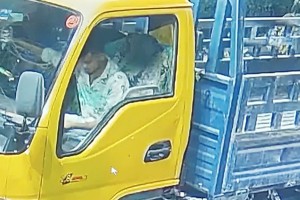 মধ্যরাতে কুষ্টিয়া পুলিশ লাইনের পাশ থেকে পিকআপ চুরি 