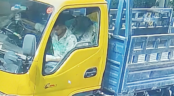 মধ্যরাতে কুষ্টিয়া পুলিশ লাইনের পাশ থেকে পিকআপ চুরি 