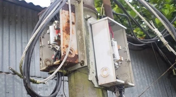 কুমারখালীতে বিদ্যুতের মিটার চুরি করে মালিকের কাছে টাকা দাবি