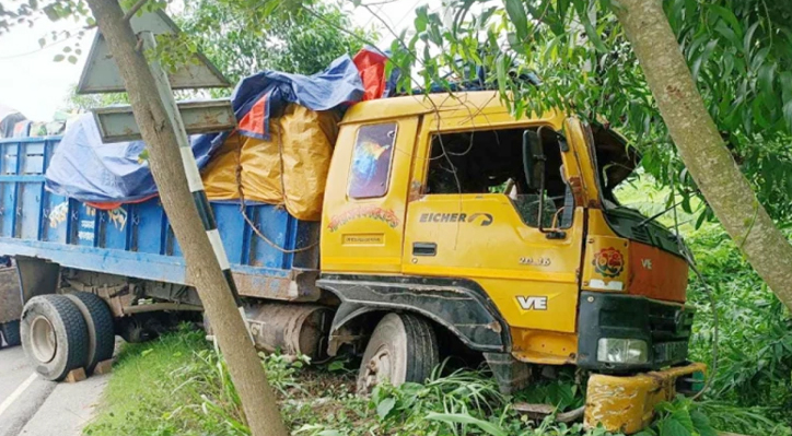 কুষ্টিয়ার হেলপার সহদুইজন নিহত 