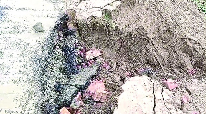 কুষ্টিয়া-মেহেরপুর আঞ্চলিক মহাসড়ক-৬৫০ কোটি টাকার রাস্তা ভাঙল এক দিনের বৃষ্টিতেই