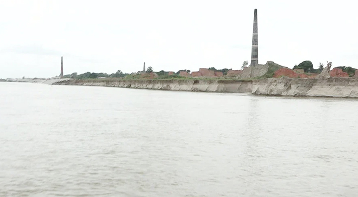 কুষ্টিয়ায় পদ্মা-গড়াই নদীর তীব্র ভাঙনে দিশেহারা নদী তীরবর্তী মানুষ