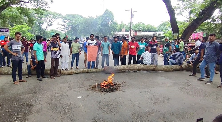 ইবি’র শিক্ষার্থীদের মহাসড়ক অবরোধ