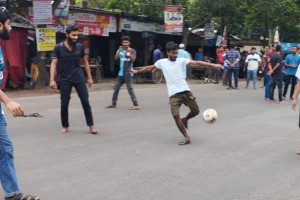 মহাসড়ক আটকে ইবি শিক্ষার্থীদের ফুটবল খেলা