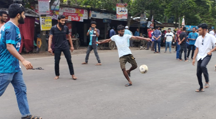 মহাসড়ক আটকে ইবি শিক্ষার্থীদের ফুটবল খেলা
