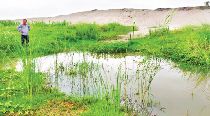 কুমারখালীতে নদীশাসনের বালুতে খালের মুখ ভরাট
