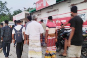 দৌলতপুরে প্রকাশ্য  দিবালোকে অস্ত্রের মহড়া দিয়ে গুলি