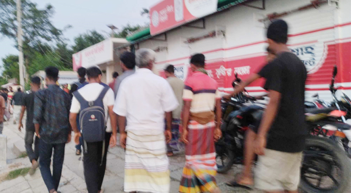 দৌলতপুরে প্রকাশ্য  দিবালোকে অস্ত্রের মহড়া দিয়ে গুলি