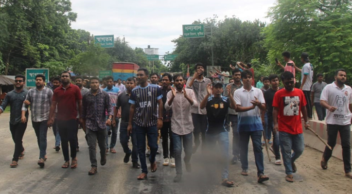 ক্যাম্পাসে শিবির প্রতিহত করতে ইবি ছাত্রলীগের লাঠি মিছিল