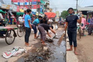 দৌলতপুরে বাজার পরিছন্ন ও ট্রাফিক নিয়ন্ত্রণে শিক্ষার্থীরা 