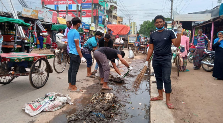 দৌলতপুরে বাজার পরিছন্ন ও ট্রাফিক নিয়ন্ত্রণে শিক্ষার্থীরা 
