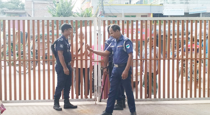 কুষ্টিয়ায় কঠোর নিরাপত্তায় আদালত ও ডিসি অফিস