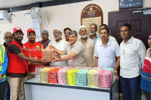 স্বেচ্ছাসেবীদের দুপুরের খাবার সরবরাহ করলো বাস মালিক গ্রুপ