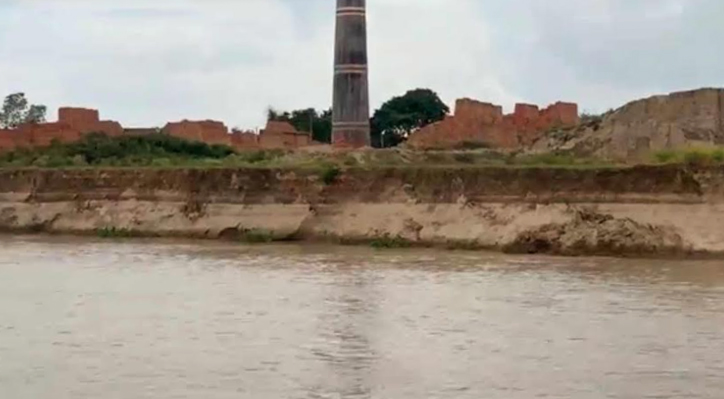 ভেড়ামারায় আকস্মিকভাবে পদ্মা নদীর ভাঙন তীব্র আকার ধারণ