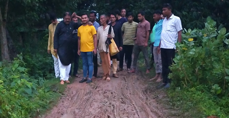 খোকসায় সড়ক পরিদর্শনকালে এমপি রউফ