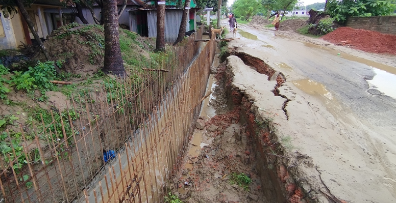কুমারখালীতে ড্রেন নির্মাণে চরম ধীরগতি