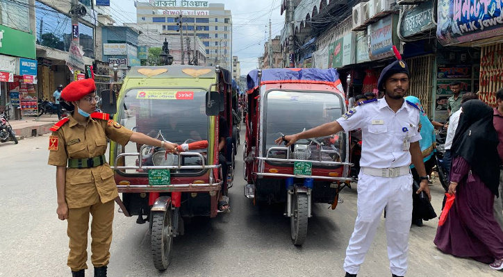 কুষ্টিয়ায় ট্রাফিক নিয়ন্ত্রণে ইসলামী বিশ্ববিদ্যালয় বিএনসিসি প্লাটুন