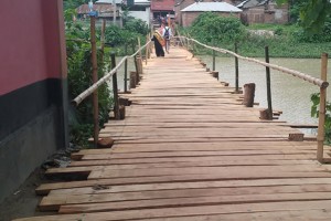 জনদূর্ভোগ লাঘবে বিএনপির উদ্দ্যোগে মিরপুর বাজারে কাঠের সেতু নির্মাণ