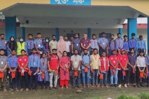 কুষ্টিয়ায় শিক্ষার্থীদের মাঝে ছাতা ও পানির পট বিতরণ