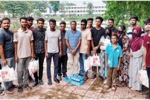কুষ্টিয়ায় শিক্ষার্থীদের মাঝে খাবার বিতরণ