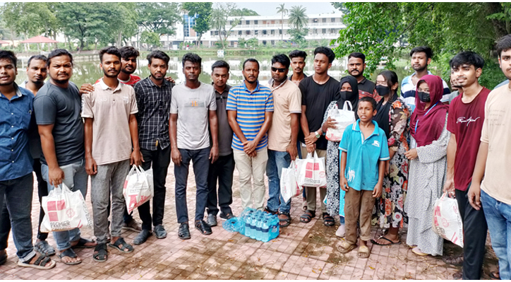 কুষ্টিয়ায় শিক্ষার্থীদের মাঝে খাবার বিতরণ