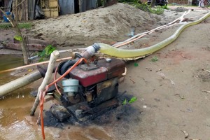 ইঞ্জিনচালিত শ্যালো মেশিন দিয়ে সেচা হচ্ছে কুমারখালী পৌরসভার পানি