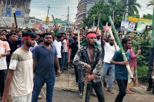 কুমারখালীতে আন্দোলনকারীদের সাথে পুলিশ ও আ’লীগের পাল্টা ধাওয়া