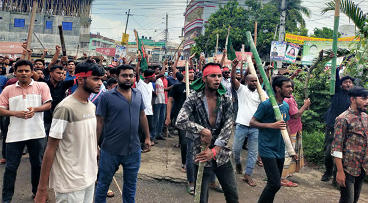 কুমারখালীতে আন্দোলনকারীদের সাথে পুলিশ ও আ’লীগের পাল্টা ধাওয়া