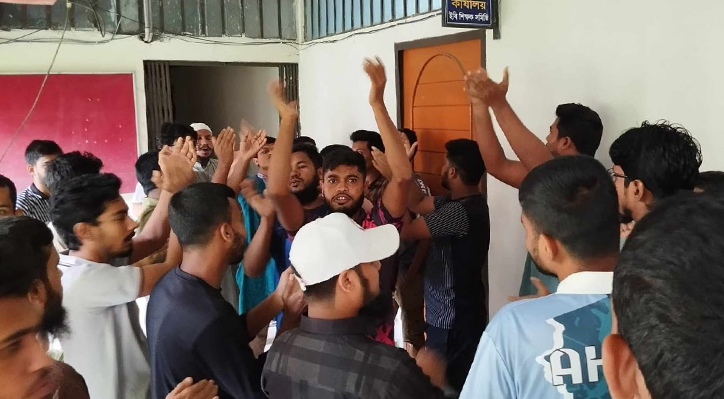 ক্লাস চালুর দাবীতে ইবি শিক্ষক সমিতির কার্যালয় ঘেরাও