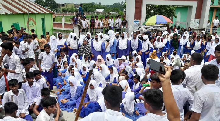 দৌলতপুরে প্রধান শিক্ষকের পদত্যাগের দাবিতে বিক্ষোভ 
